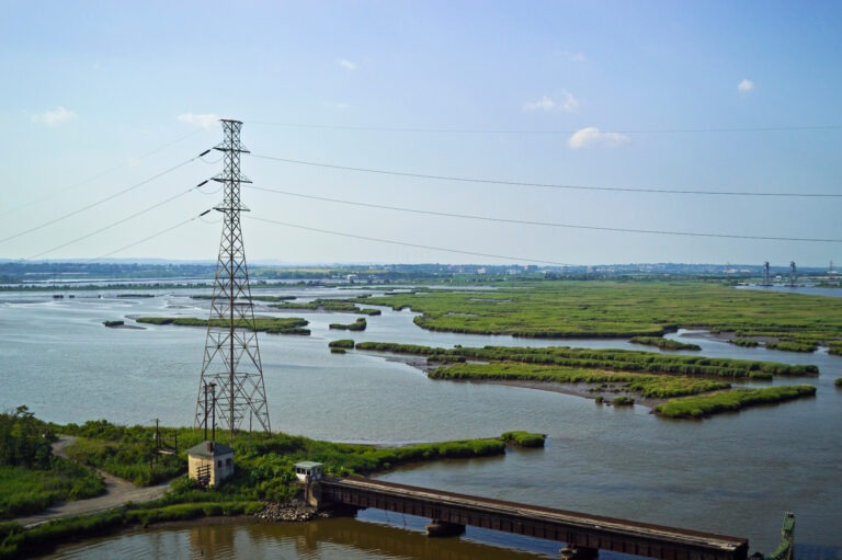 It’s hard to build transmission lines in the Northeast, so 8 states are asking the feds for help [WBUR]
